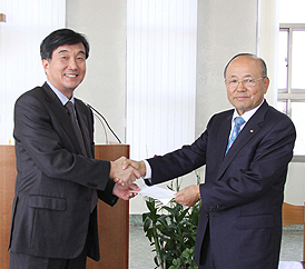 박진탁 목사, 한신대에 장학금 3천 만원 전달