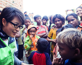 배우 김혜수 네팔의 빈민가로 향하다