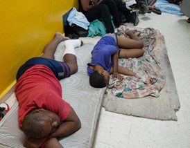 병실 없어 복도서 치료받는 아이티인들