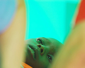 의료캠프에서 치료 받는 아이티 어린이