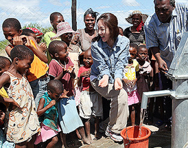 식수 공급차 아프리카에 간 배우 최지우  