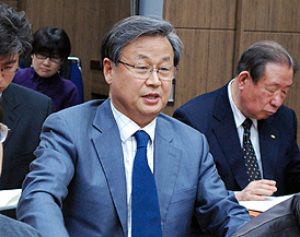 질문하는 김홍기 총장