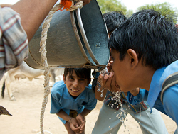 “연필대신 총을 든 아이들은…”