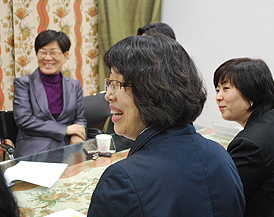 후배들을 바라보는 '흐뭇한 미소'