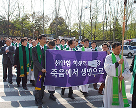 시청광장으로 이어진 4대강 반대 시위 행렬