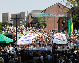 명동 성당 앞 뒤덮은 천주교 신자들