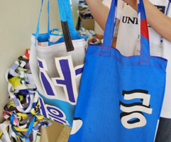 폐현수막으로 만든 가방 