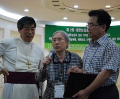 평신도의 해외선교를 축복하는 사제!