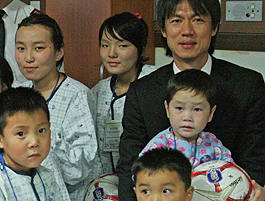 홍명보 감독, 몽골 심장병 어린이 위로 방문