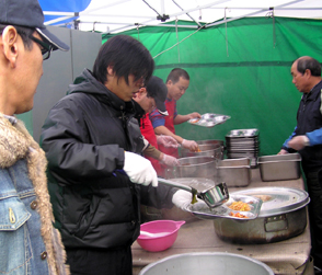 “더 많이,더 수북히 담아주세요”