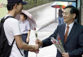 유석성 총장, 등교하는 학생에 꽃 선물