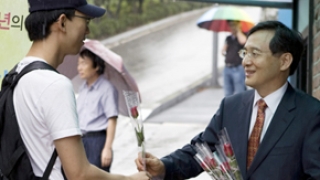 유석성 총장, 등교하는 학생에 꽃 선물