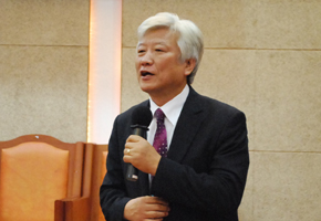 인사말을 전하는 NCCK 차기 총무