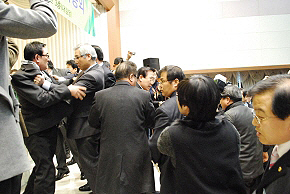 난장판 국회 닮아가는 목사들 '한기총 인준 어렵네'